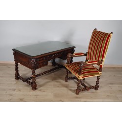 Письменный стол и кресло в стиле ренессанс