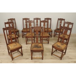 Двенадцать обеденных стульев в стиле ренессанс